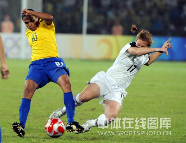 图文-女足决赛美国1-0巴西 积极抢断
