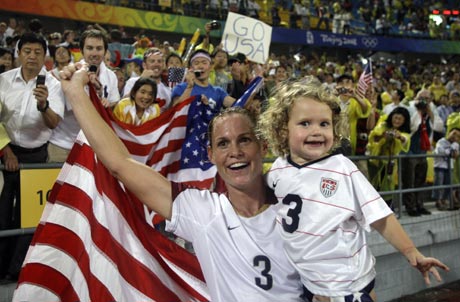 图文-女足决赛美国1-0巴西 母亲与宝贝庆祝