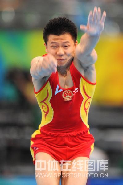 图文-中国体操男团强势冲击冠军 一往无前