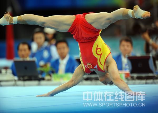 图文-中国体操男团强势冲击冠军 春丽旋风腿