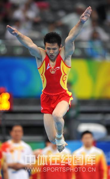 图文-中国体操男团强势冲击冠军 起跳翻腾