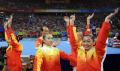 图文-中国体操首夺奥运女团冠军 队员高举双手庆祝