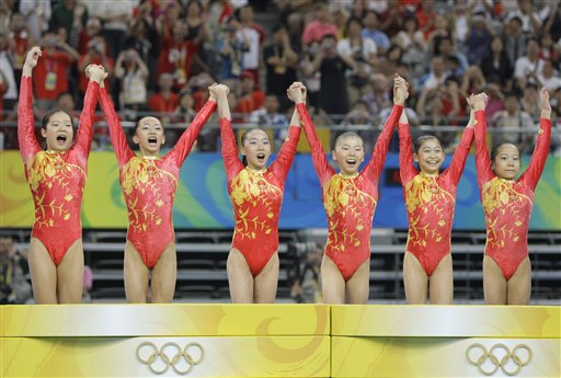 图文-中国体操首夺奥运女团冠军 手拉手准备登奖台