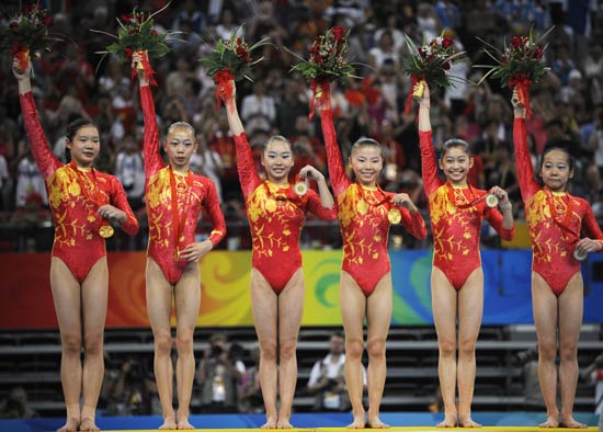 图文-中国体操首夺奥运女团冠军 登台也那么有精神
