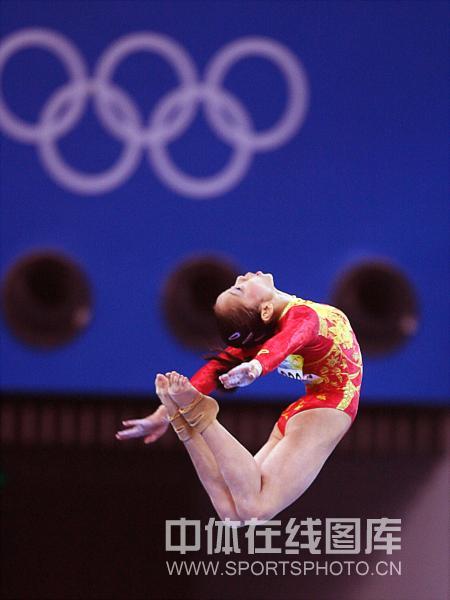图文-中国体操首夺奥运女团冠军 空中动作轻松完成