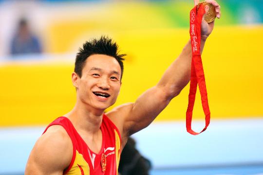 图文-体操男子全能杨威夺冠 奥运金牌牢牢在手