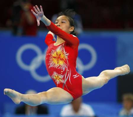 图文-女子个人全能决赛开赛 日本选手在自由体操中