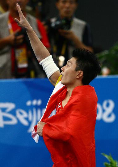 图文-李小鹏获得奥运双杠金牌 身披国旗向观众致意