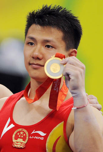 图文-陈一冰吊环夺冠 向众人骄傲的展示金牌