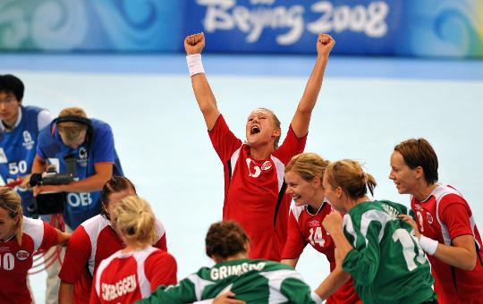 图文-奥运女子手球挪威队夺金 高举双臂庆祝胜利