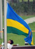 图文-卢旺达奥运代表团举行升旗仪式 国旗展开一瞬