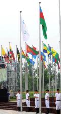 图文-阿塞拜疆奥运代表团升旗仪式 旗手升起国旗