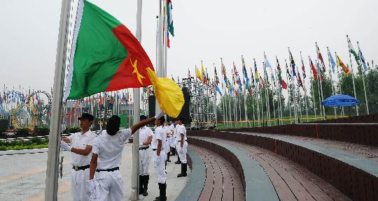 图文-喀麦隆奥运代表团举行升旗仪式 喀麦隆国旗