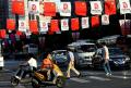 图文-申城街头盛装迎接奥运 旗帜挂满上海街头