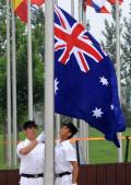 图文-澳大利亚代表团举行升旗仪式 国旗随风展开