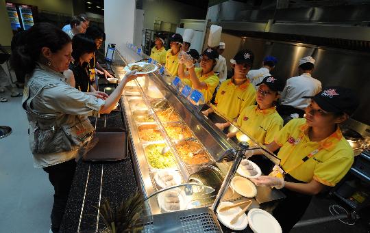 图文-奥运开幕式最后冲刺 记者们排队购买午餐