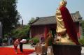 图文-长春8月8日迎来首场文庙婚礼 向孔子像行礼