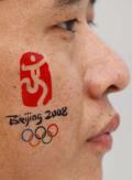 图文-奥运会开幕式准备就绪 观众脸上的奥运标志
