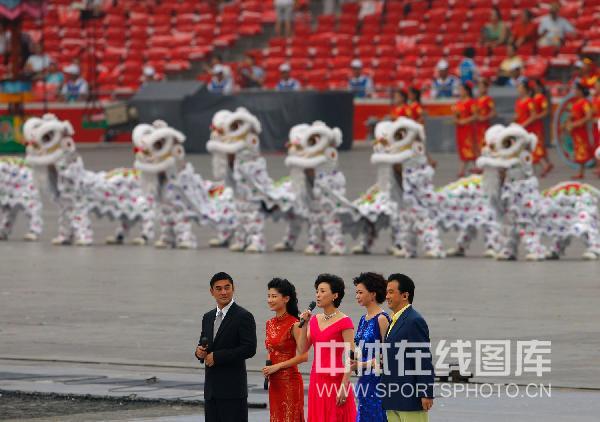 图文-北京奥运会开幕式垫场表演 5位主持人上场
