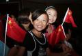 图文-各国群众喜迎北京奥运 新加坡两名小女孩看直播
