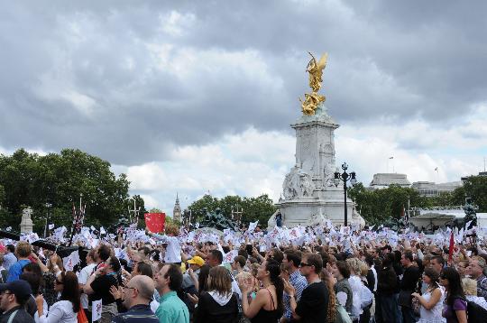 图文-北京奥运闭幕伦敦全城派对 白金汉宫前的民众