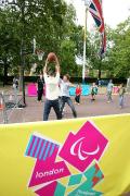 图文-奥林匹克会旗移交伦敦 孩子们玩篮球庆祝
