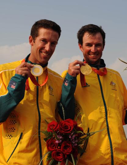图文-男子双人艇470级澳大利亚夺冠 兴奋展示金牌