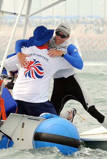 图文-男子单人艇决赛赛况 古迪森与教练拥抱