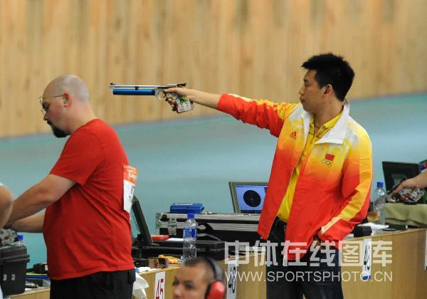 图文-庞伟夺男子10米气手枪金牌 庞伟在比赛中