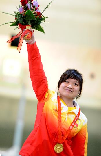 图文-女子10米气手枪颁奖 金牌挂在胸前