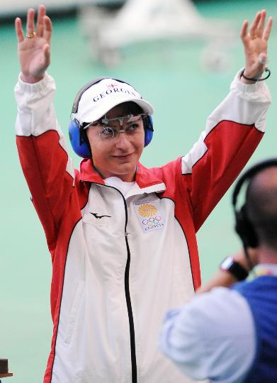 图文-格鲁吉亚选手萨鲁克瓦泽获女子10米气手枪铜牌
