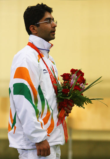 图文-男子10米气步枪决赛 印度选手宾德拉唱起国歌