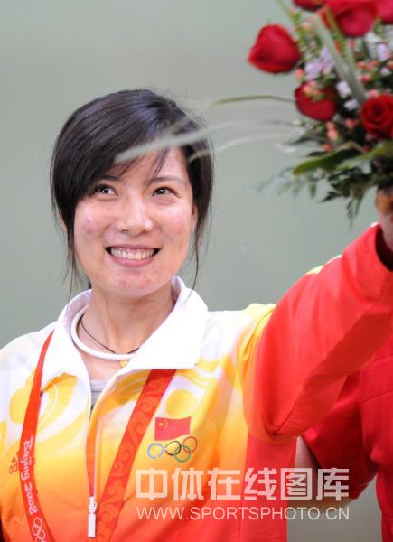 图文-杜丽获女子50米步枪三姿赛金牌 笑容更迷人