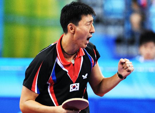图文-奥运乒乓球韩国队获男团铜牌 吴尚垠庆祝