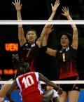 图文-女排预赛日本胜委内瑞拉 日本队员双人拦网