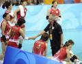图文-女排巴西队横扫日本  日本教练鼓励队员