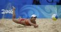 图文-女子沙滩排球决赛中国vs美国 田佳鱼跃救球