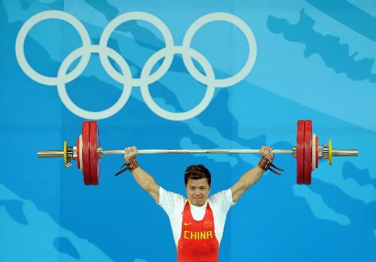 图文-举重62公斤级张湘祥夺金 稳稳地举起杠铃