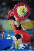 图文-举重男子62公斤级决赛赛况 林永寿在比赛中