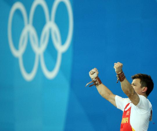 图文-举重62公斤级张湘祥夺金 金牌完全属于他
