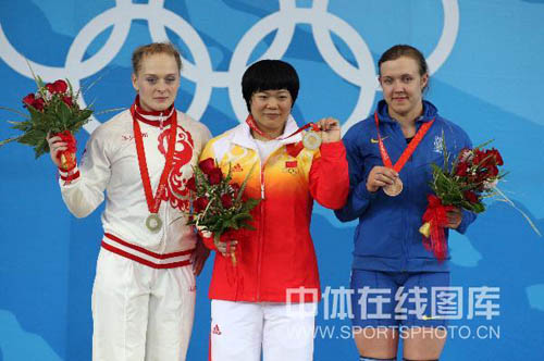 图文-刘春红六举五破纪录夺金 一起展示奥运奖牌