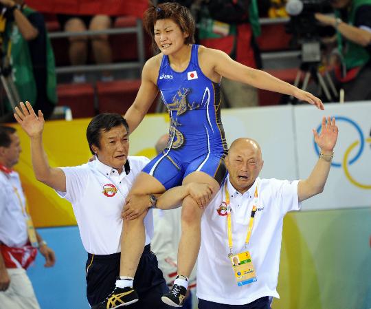 图文-女子63KG自由式摔跤决赛 教练比她还要激动
