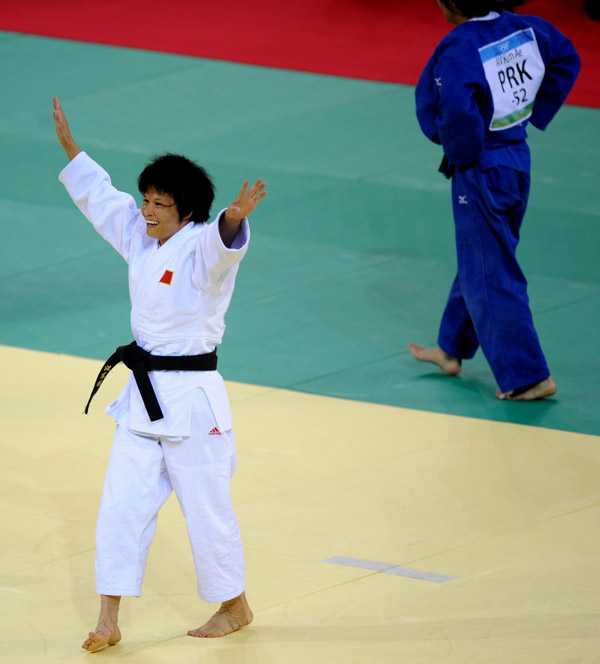 图文-奥运女子柔道52公斤级 冼东妹夺冠举臂庆祝
