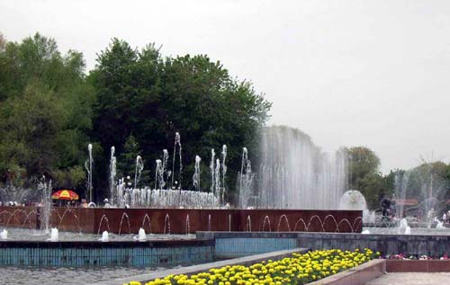 新疆石河子旅游景点游憩广场:激光音乐喷泉最