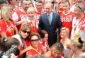 图文：俄总理普京造访奥运村--被运动员簇拥