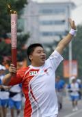 图文-奥运圣火在北京首日传递 火炬手李中文传递