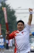 图文-奥运圣火在北京首日传递 火炬手李中文在传递