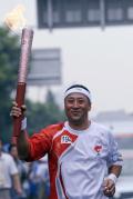 图文-奥运圣火在北京首日传递 火炬手李永波