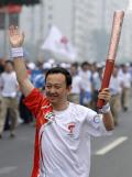 图文-奥运圣火在北京首日传递 火炬手高长力