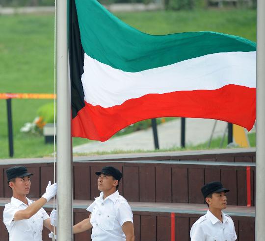 图文-各国代表团举行升旗仪式 科威特国旗升起来